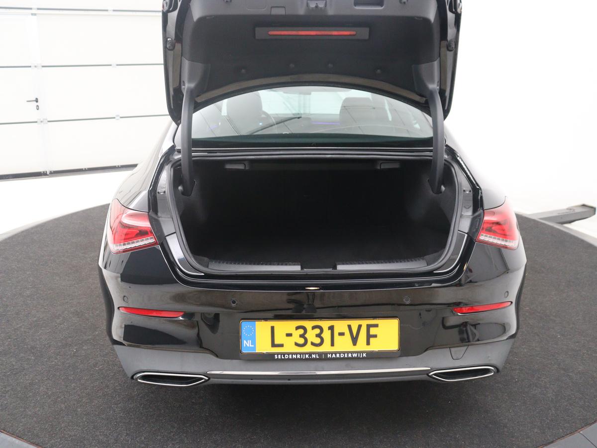 Mercedes-Benz CLA Mercedes-Benz CLA-klasse 180 Business Solution Luxury | Leder | Stoelverwarming | Cruise control |  Sfeerverlichting | Navigatie | Bluetooth | Camera | Park assist | Climate control
