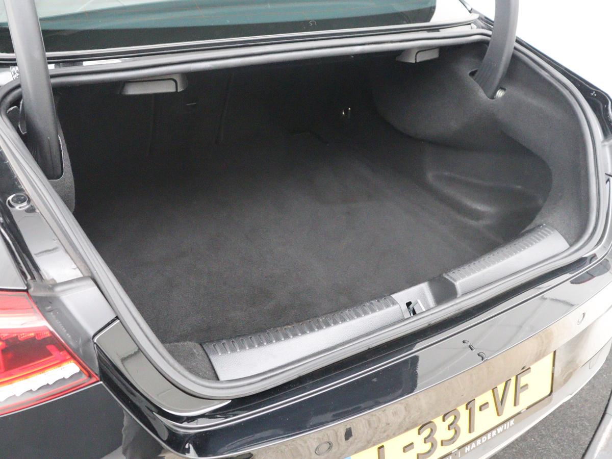 Mercedes-Benz CLA Mercedes-Benz CLA-klasse 180 Business Solution Luxury | Leder | Stoelverwarming | Cruise control |  Sfeerverlichting | Navigatie | Bluetooth | Camera | Park assist | Climate control