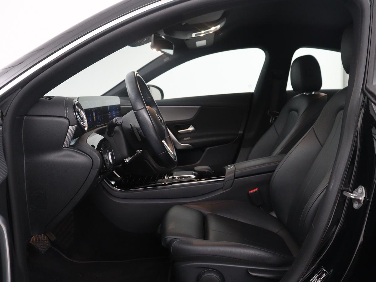 Mercedes-Benz CLA Mercedes-Benz CLA-klasse 180 Business Solution Luxury | Leder | Stoelverwarming | Cruise control |  Sfeerverlichting | Navigatie | Bluetooth | Camera | Park assist | Climate control