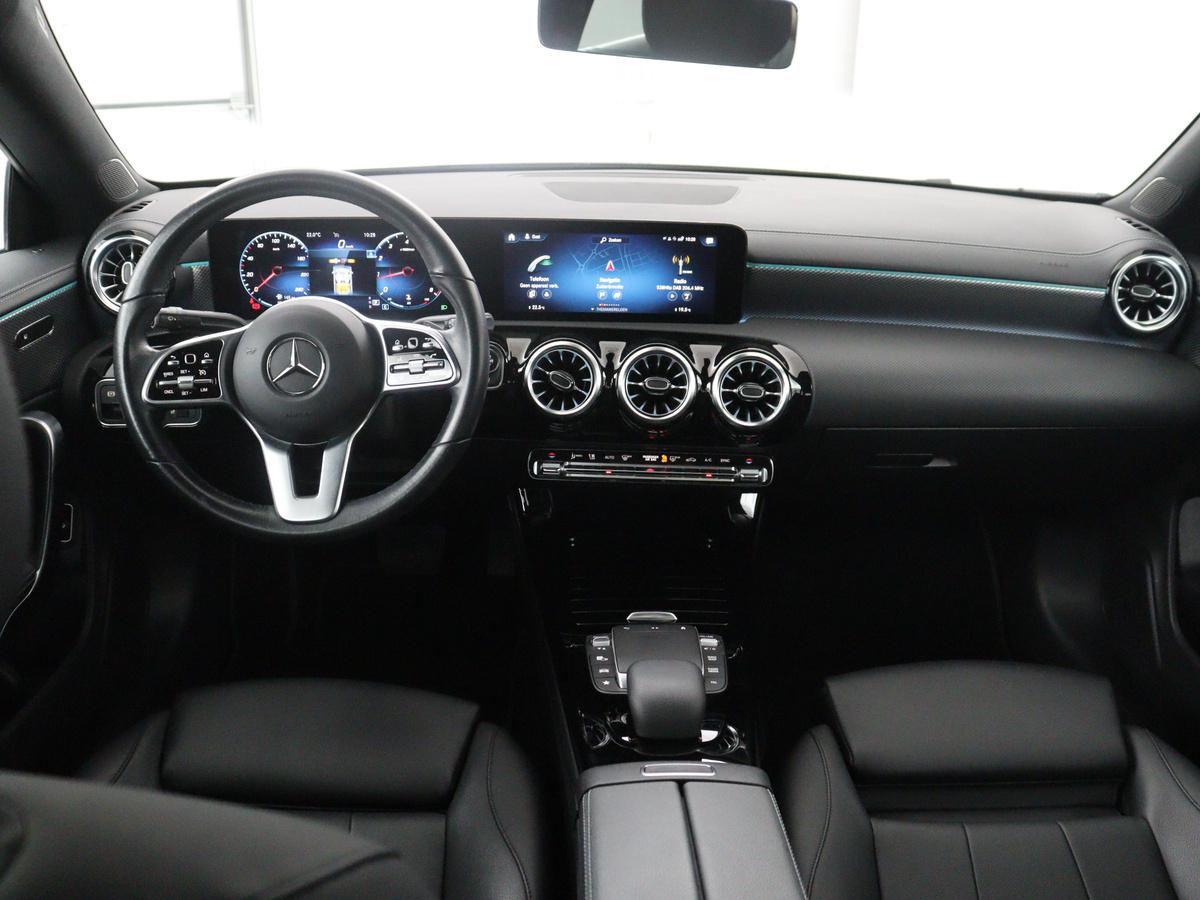Mercedes-Benz CLA Mercedes-Benz CLA-klasse 180 Business Solution Luxury | Leder | Stoelverwarming | Cruise control |  Sfeerverlichting | Navigatie | Bluetooth | Camera | Park assist | Climate control