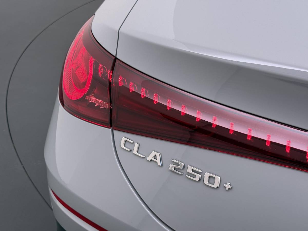 Mercedes-Benz CLA Mercedes-Benz CLA-klasse 250+ Launch Edition 85.5 kWh AMG| NIEUW MODEL| 11.000KM!| ELEKTRISCHE STOELEN| CAMERA| DODE HOEK| FABRIEKSGARANTIE MERCEDES| ORIGINEEL NEDERLANDS NAP| ALPINE GRIJS| 19 INCH VELGEN|