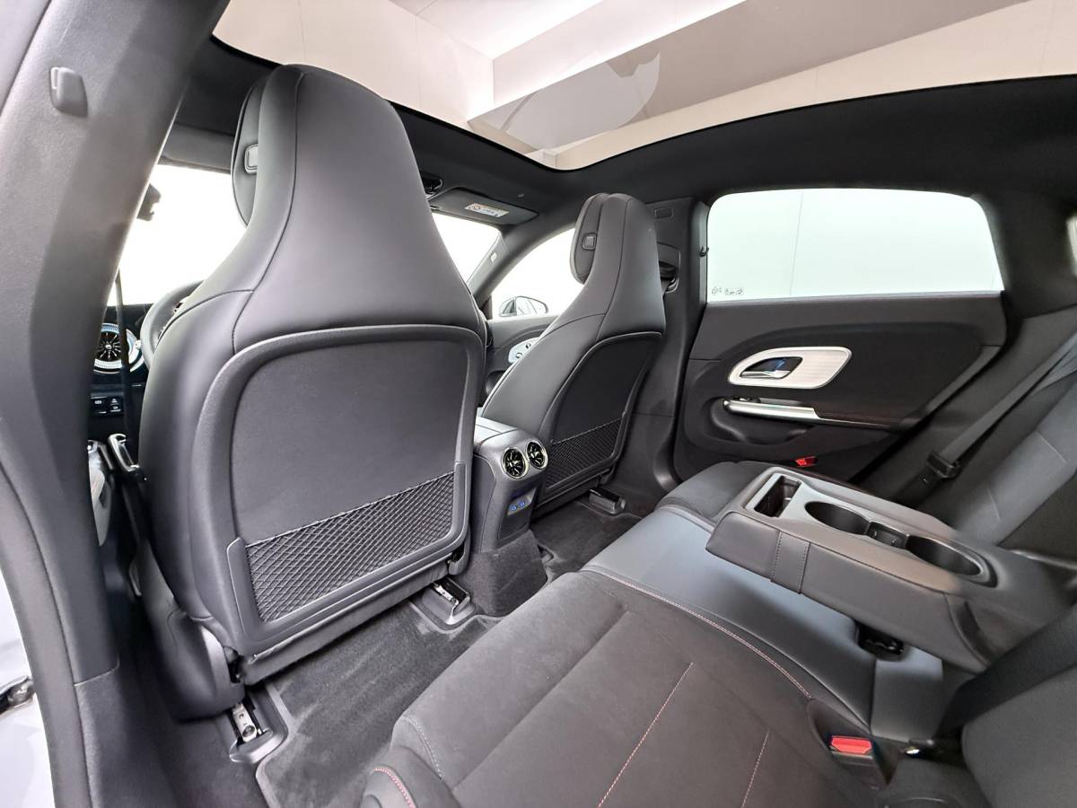 Mercedes-Benz CLA Mercedes-Benz CLA-klasse 250+ Launch Edition 85.5 kWh AMG| NIEUW MODEL| 11.000KM!| ELEKTRISCHE STOELEN| CAMERA| DODE HOEK| FABRIEKSGARANTIE MERCEDES| ORIGINEEL NEDERLANDS NAP| ALPINE GRIJS| 19 INCH VELGEN|