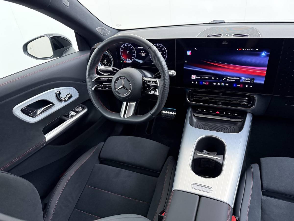 Mercedes-Benz CLA Mercedes-Benz CLA-klasse 250+ Launch Edition 85.5 kWh AMG| NIEUW MODEL| 11.000KM!| ELEKTRISCHE STOELEN| CAMERA| DODE HOEK| FABRIEKSGARANTIE MERCEDES| ORIGINEEL NEDERLANDS NAP| ALPINE GRIJS| 19 INCH VELGEN|