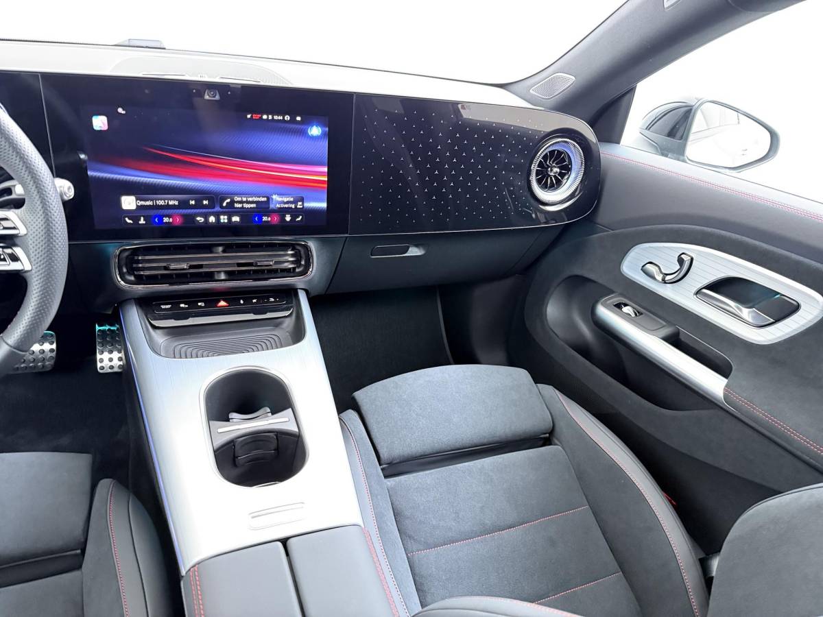 Mercedes-Benz CLA Mercedes-Benz CLA-klasse 250+ Launch Edition 85.5 kWh AMG| NIEUW MODEL| 11.000KM!| ELEKTRISCHE STOELEN| CAMERA| DODE HOEK| FABRIEKSGARANTIE MERCEDES| ORIGINEEL NEDERLANDS NAP| ALPINE GRIJS| 19 INCH VELGEN|