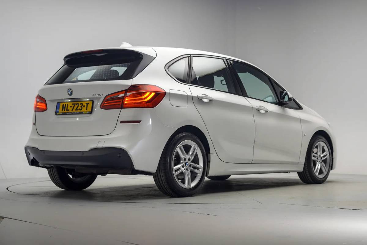BMW 2 Serie BMW 2-serie Active Tourer 218i M Sport Executive Aut. [ Navi PDC Sfeerverlichting ]