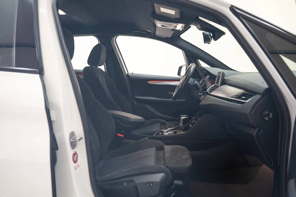 BMW 2 Serie BMW 2-serie Active Tourer 218i M Sport Executive Aut. [ Navi PDC Sfeerverlichting ]