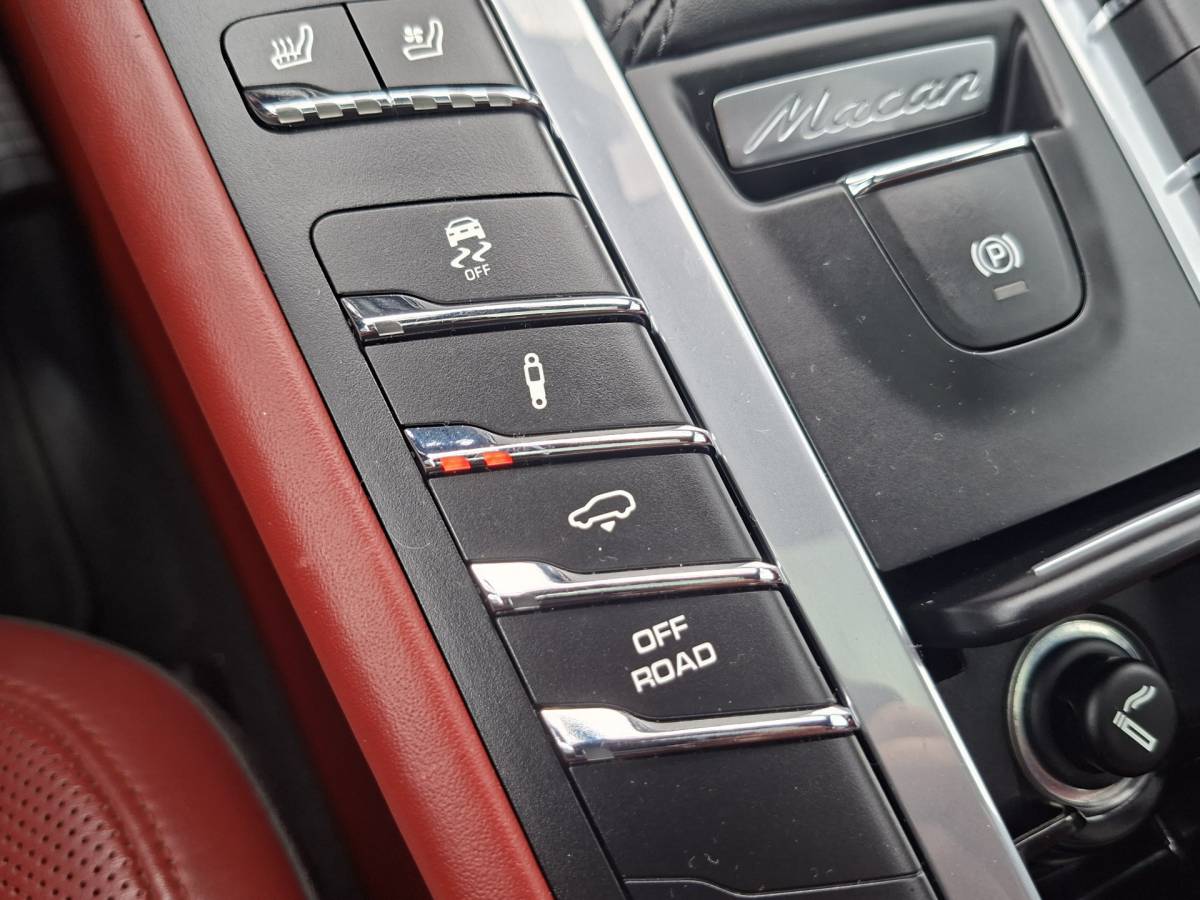 Porsche Macan Porsche Macan 3.0 S 354PK Adap.Cruise Pano Luchtv Carplay Krijtgrijs Memory BOSE