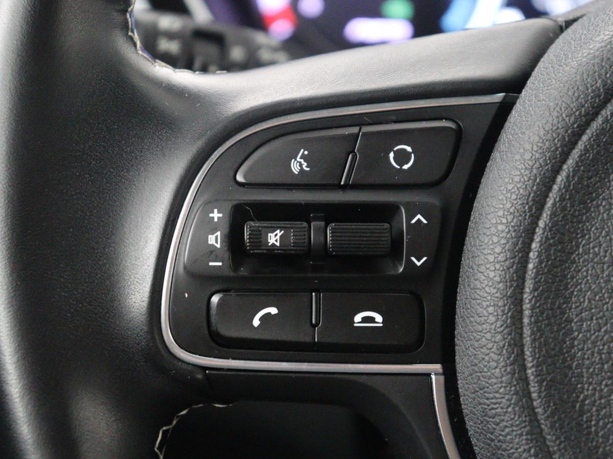 Kia e-Niro Kia e-Niro ComfortLine 64 kWh | SOH 93,9% | Half leder | Adaptive cruise | Carplay | Navigatie | Bluetooth | Camera | Climate control | Park assist | Trekhaak