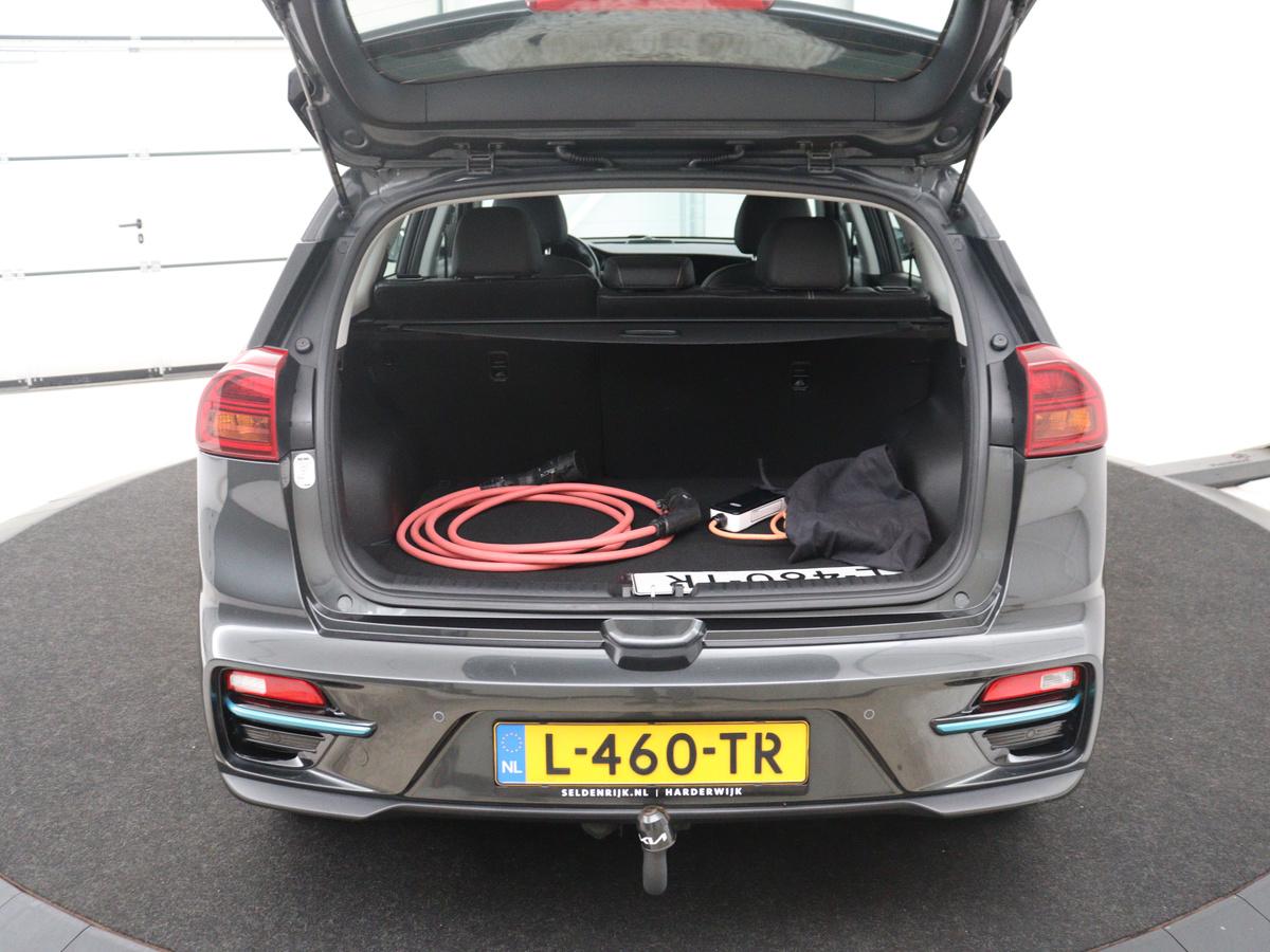 Kia e-Niro Kia e-Niro ComfortLine 64 kWh | SOH 93,9% | Half leder | Adaptive cruise | Carplay | Navigatie | Bluetooth | Camera | Climate control | Park assist | Trekhaak