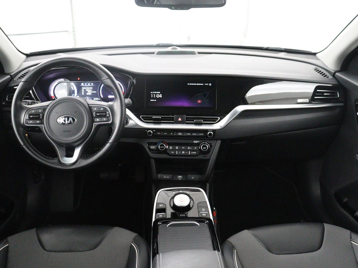 Kia e-Niro Kia e-Niro ComfortLine 64 kWh | SOH 93,9% | Half leder | Adaptive cruise | Carplay | Navigatie | Bluetooth | Camera | Climate control | Park assist | Trekhaak