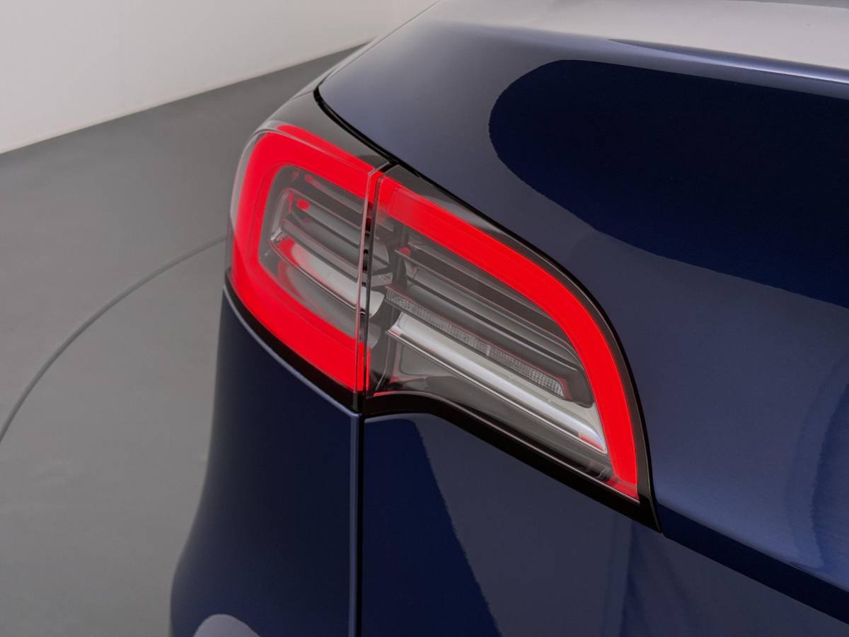Tesla Model Y Tesla Model Y Long Range AWD 75 kWh 1E EIGENAAR | ORIGINEEL NL AUTO | SOH 97% | RIJKLAAR GELEVERD | TESLA FABRIEKSGARANTIE TOT 03-2027 OF 80.000 KM | TESLA GARANTIE ACCU + AANDRIJFLIJN T/M 03-2031 OF 192.000 KM