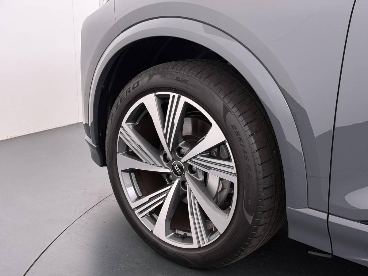 Audi Q6 e-tron Audi Q6 e-tron Launch edition 83 kWh BOMVOL! | ELEK. TREKHAAK | STOEL VERWARMING VOOR EN ACHTER | KEYLESS | 360 CAMERA | STUURVERWARMING | FABRIEKS GARANTIE TM 01-08-2027 |