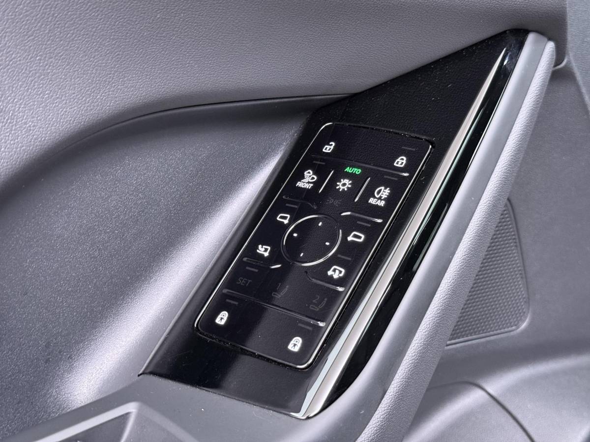 Audi Q6 e-tron Audi Q6 e-tron Launch edition 83 kWh BOMVOL! | ELEK. TREKHAAK | STOEL VERWARMING VOOR EN ACHTER | KEYLESS | 360 CAMERA | STUURVERWARMING | FABRIEKS GARANTIE TM 01-08-2027 |