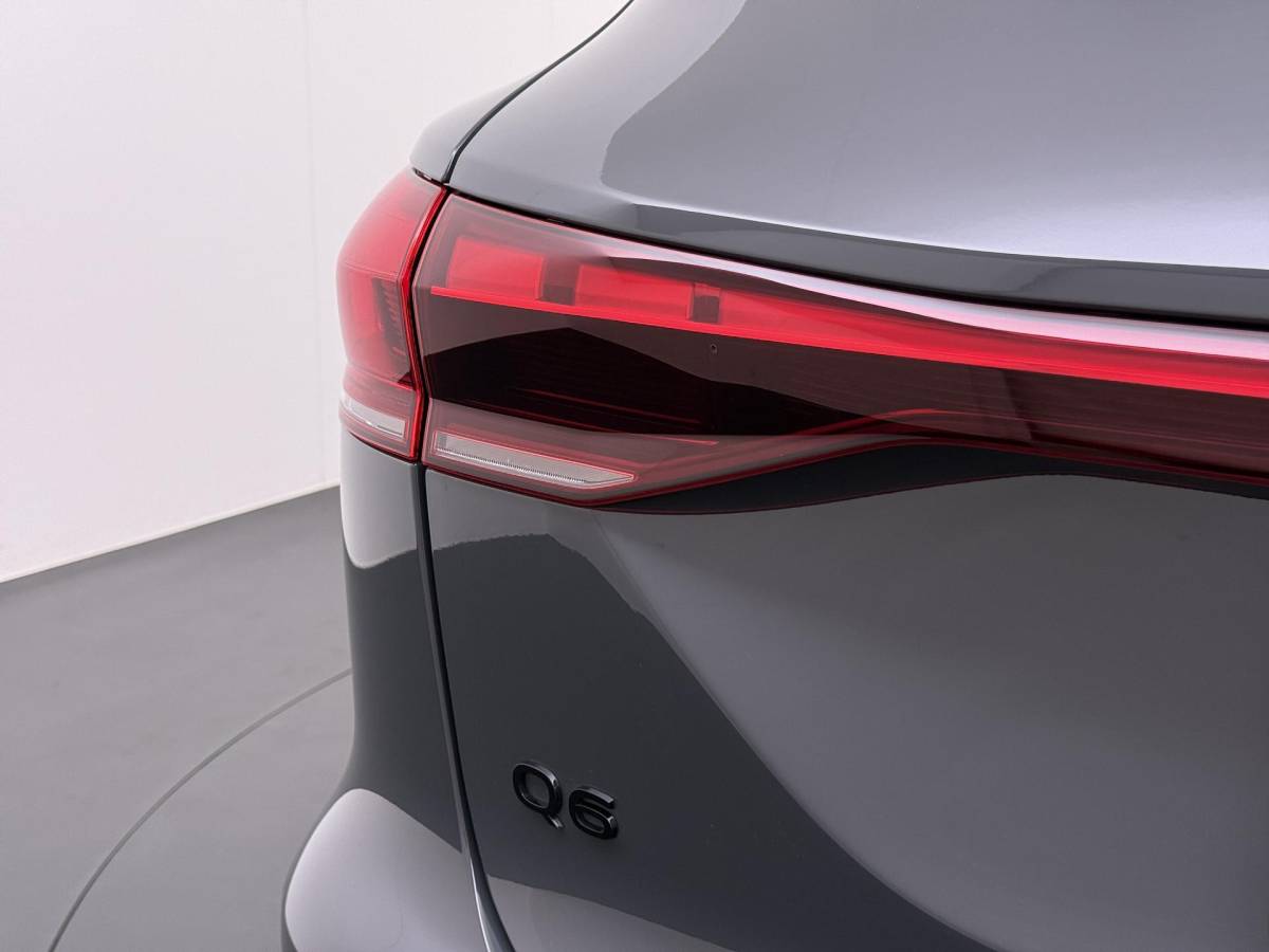 Audi Q6 e-tron Audi Q6 e-tron Launch edition 83 kWh BOMVOL! | ELEK. TREKHAAK | STOEL VERWARMING VOOR EN ACHTER | KEYLESS | 360 CAMERA | STUURVERWARMING | FABRIEKS GARANTIE TM 01-08-2027 |
