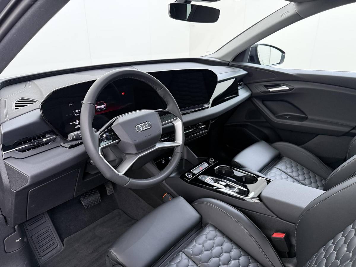 Audi Q6 e-tron Audi Q6 e-tron Launch edition 83 kWh BOMVOL! | ELEK. TREKHAAK | STOEL VERWARMING VOOR EN ACHTER | KEYLESS | 360 CAMERA | STUURVERWARMING | FABRIEKS GARANTIE TM 01-08-2027 |