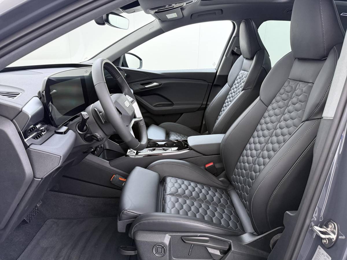 Audi Q6 e-tron Audi Q6 e-tron Launch edition 83 kWh BOMVOL! | ELEK. TREKHAAK | STOEL VERWARMING VOOR EN ACHTER | KEYLESS | 360 CAMERA | STUURVERWARMING | FABRIEKS GARANTIE TM 01-08-2027 |