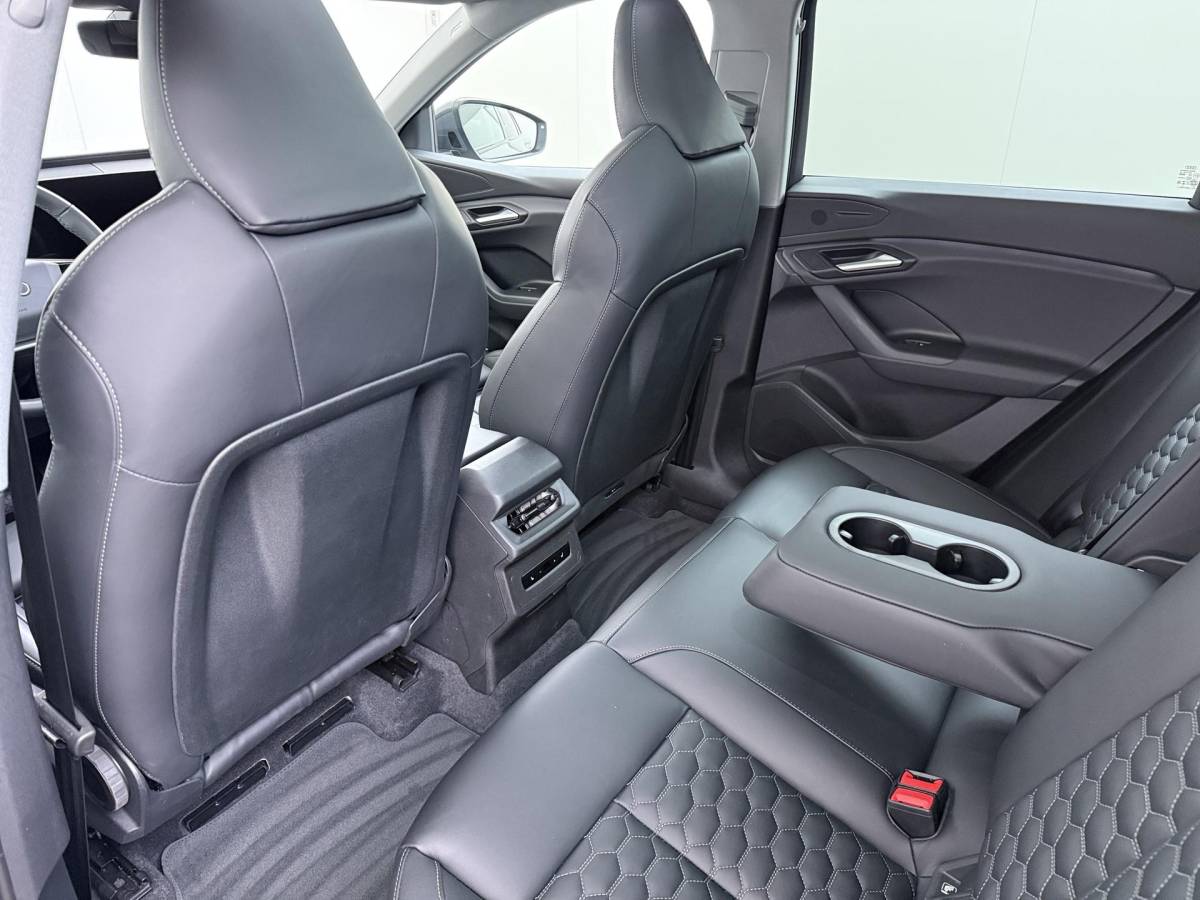 Audi Q6 e-tron Audi Q6 e-tron Launch edition 83 kWh BOMVOL! | ELEK. TREKHAAK | STOEL VERWARMING VOOR EN ACHTER | KEYLESS | 360 CAMERA | STUURVERWARMING | FABRIEKS GARANTIE TM 01-08-2027 |