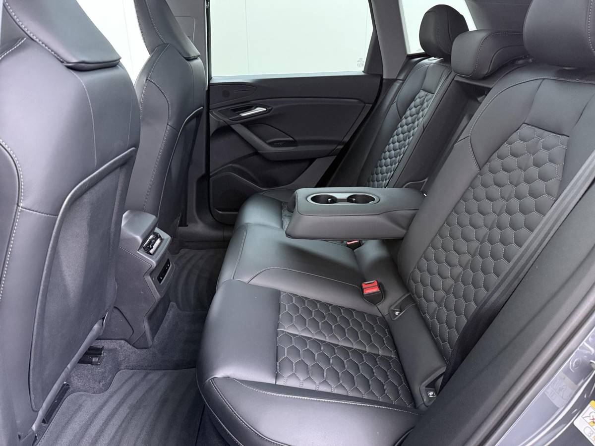 Audi Q6 e-tron Audi Q6 e-tron Launch edition 83 kWh BOMVOL! | ELEK. TREKHAAK | STOEL VERWARMING VOOR EN ACHTER | KEYLESS | 360 CAMERA | STUURVERWARMING | FABRIEKS GARANTIE TM 01-08-2027 |