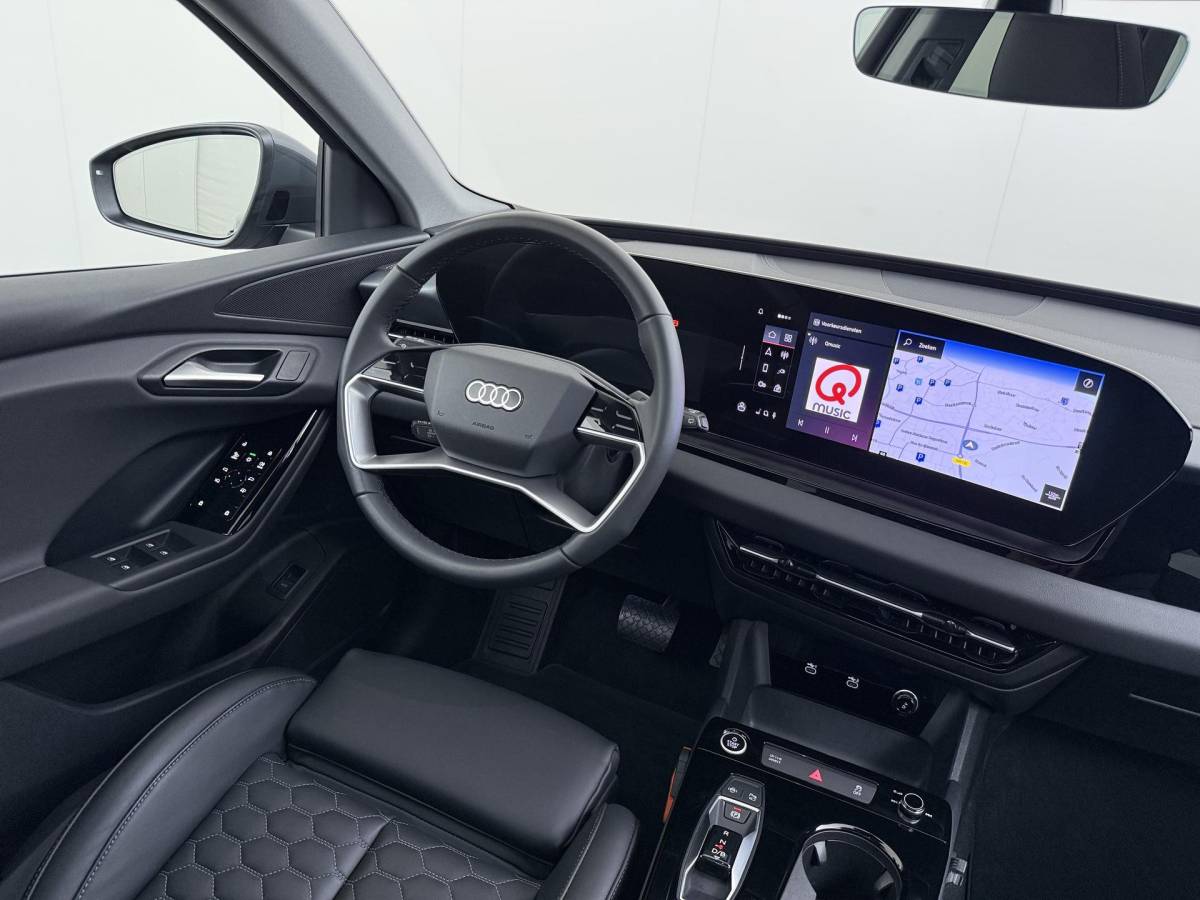 Audi Q6 e-tron Audi Q6 e-tron Launch edition 83 kWh BOMVOL! | ELEK. TREKHAAK | STOEL VERWARMING VOOR EN ACHTER | KEYLESS | 360 CAMERA | STUURVERWARMING | FABRIEKS GARANTIE TM 01-08-2027 |