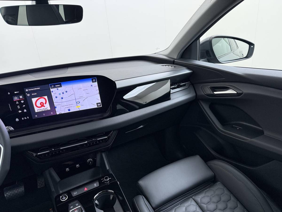 Audi Q6 e-tron Audi Q6 e-tron Launch edition 83 kWh BOMVOL! | ELEK. TREKHAAK | STOEL VERWARMING VOOR EN ACHTER | KEYLESS | 360 CAMERA | STUURVERWARMING | FABRIEKS GARANTIE TM 01-08-2027 |