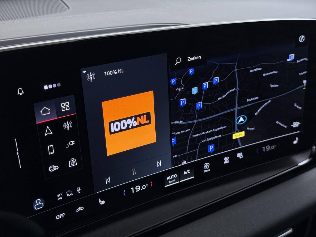 Audi Q6 e-tron Audi Q6 e-tron Launch edition 83 kWh BOMVOL! | ELEK. TREKHAAK | STOEL VERWARMING VOOR EN ACHTER | KEYLESS | 360 CAMERA | STUURVERWARMING | FABRIEKS GARANTIE TM 01-08-2027 |
