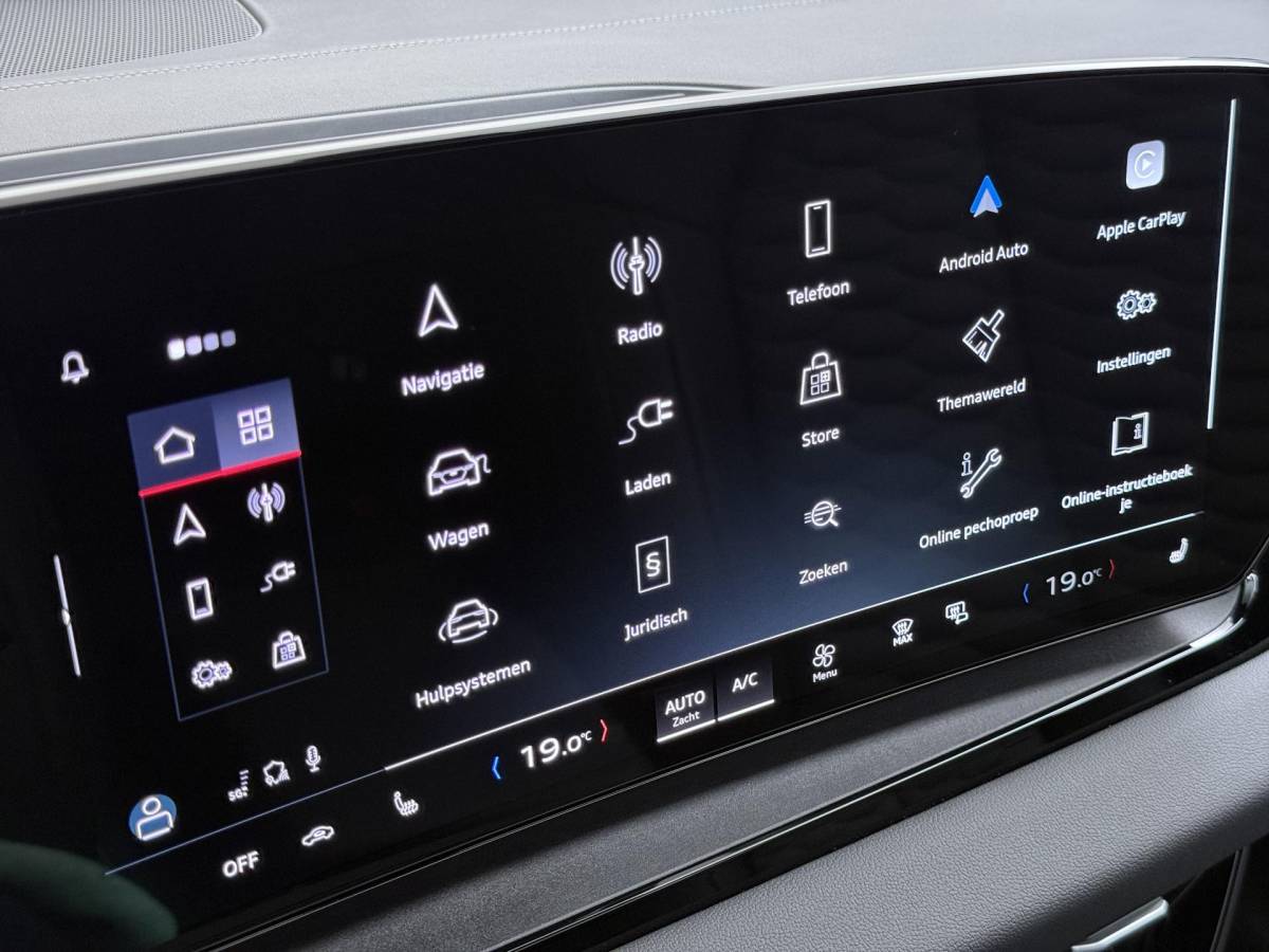 Audi Q6 e-tron Audi Q6 e-tron Launch edition 83 kWh BOMVOL! | ELEK. TREKHAAK | STOEL VERWARMING VOOR EN ACHTER | KEYLESS | 360 CAMERA | STUURVERWARMING | FABRIEKS GARANTIE TM 01-08-2027 |