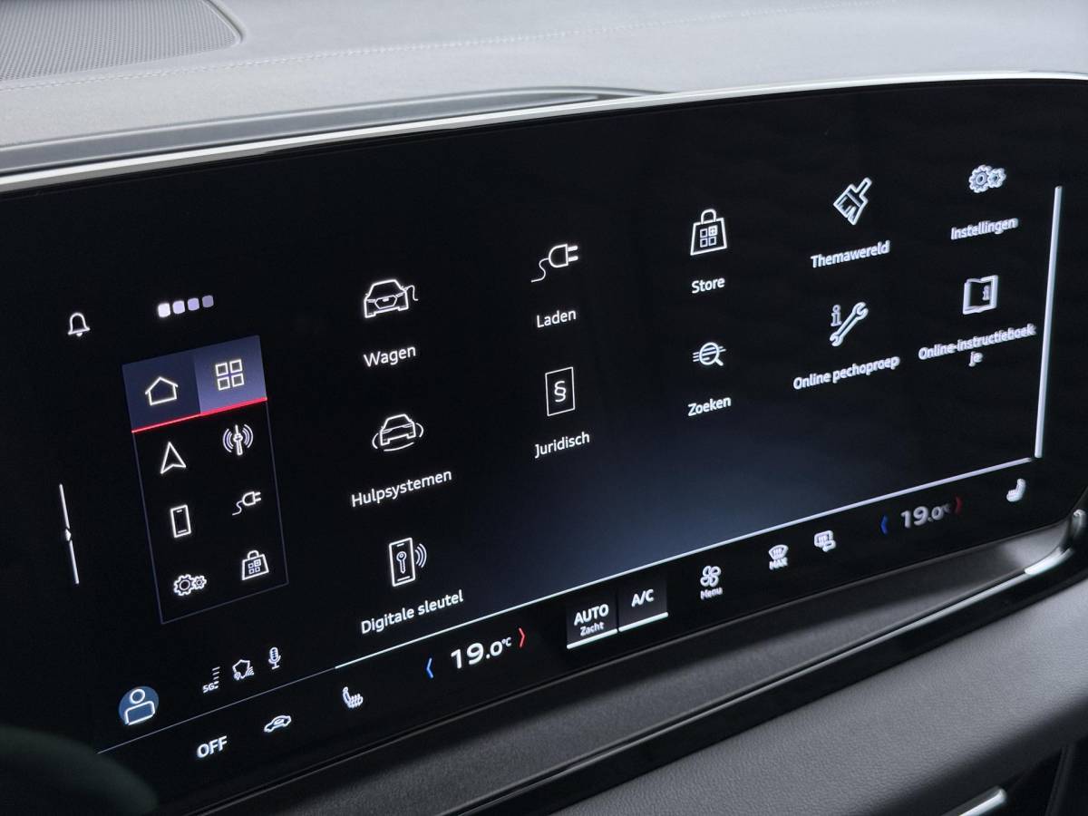Audi Q6 e-tron Audi Q6 e-tron Launch edition 83 kWh BOMVOL! | ELEK. TREKHAAK | STOEL VERWARMING VOOR EN ACHTER | KEYLESS | 360 CAMERA | STUURVERWARMING | FABRIEKS GARANTIE TM 01-08-2027 |