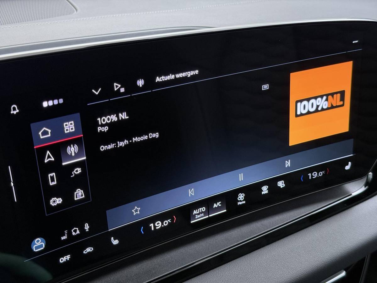 Audi Q6 e-tron Audi Q6 e-tron Launch edition 83 kWh BOMVOL! | ELEK. TREKHAAK | STOEL VERWARMING VOOR EN ACHTER | KEYLESS | 360 CAMERA | STUURVERWARMING | FABRIEKS GARANTIE TM 01-08-2027 |