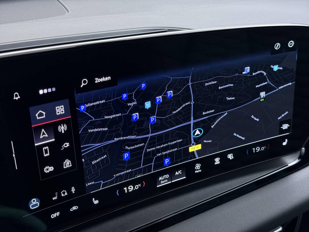 Audi Q6 e-tron Audi Q6 e-tron Launch edition 83 kWh BOMVOL! | ELEK. TREKHAAK | STOEL VERWARMING VOOR EN ACHTER | KEYLESS | 360 CAMERA | STUURVERWARMING | FABRIEKS GARANTIE TM 01-08-2027 |