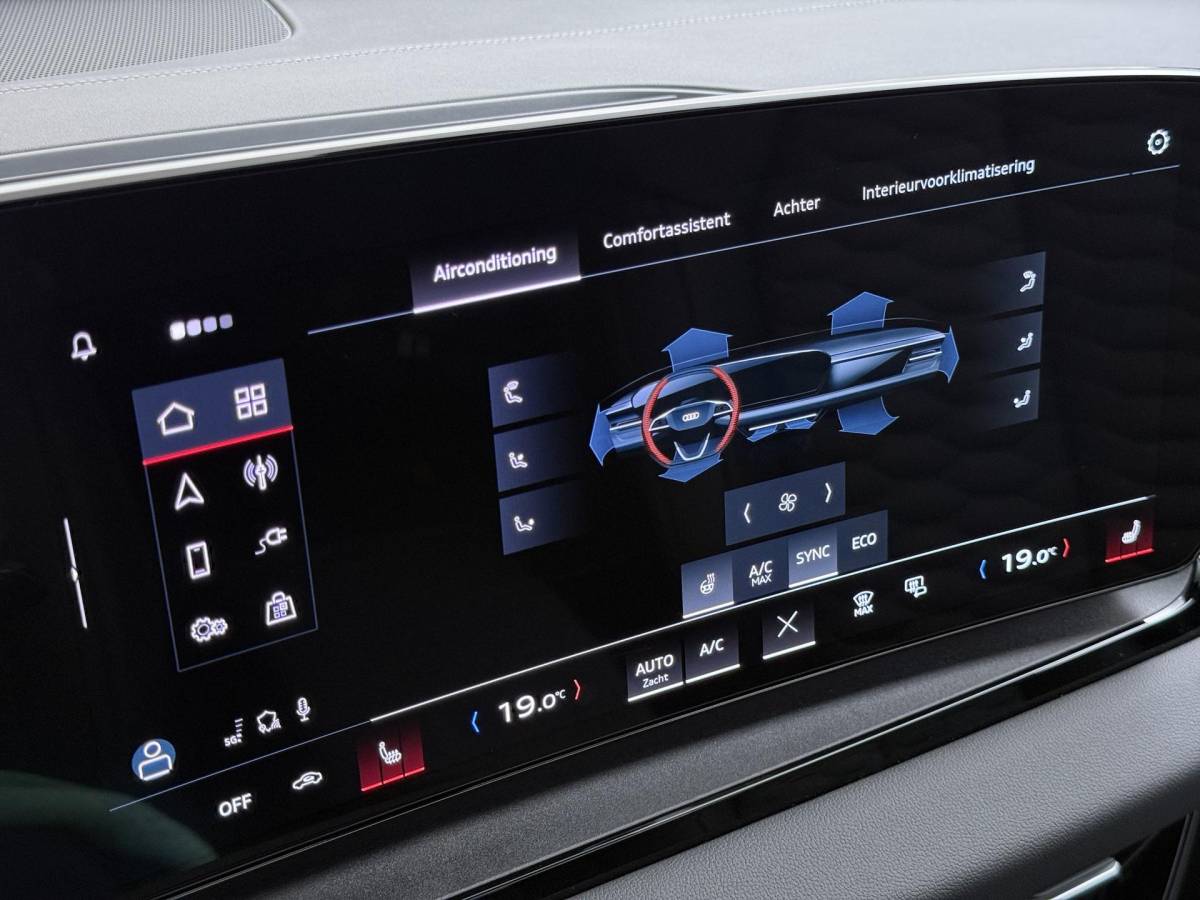 Audi Q6 e-tron Audi Q6 e-tron Launch edition 83 kWh BOMVOL! | ELEK. TREKHAAK | STOEL VERWARMING VOOR EN ACHTER | KEYLESS | 360 CAMERA | STUURVERWARMING | FABRIEKS GARANTIE TM 01-08-2027 |