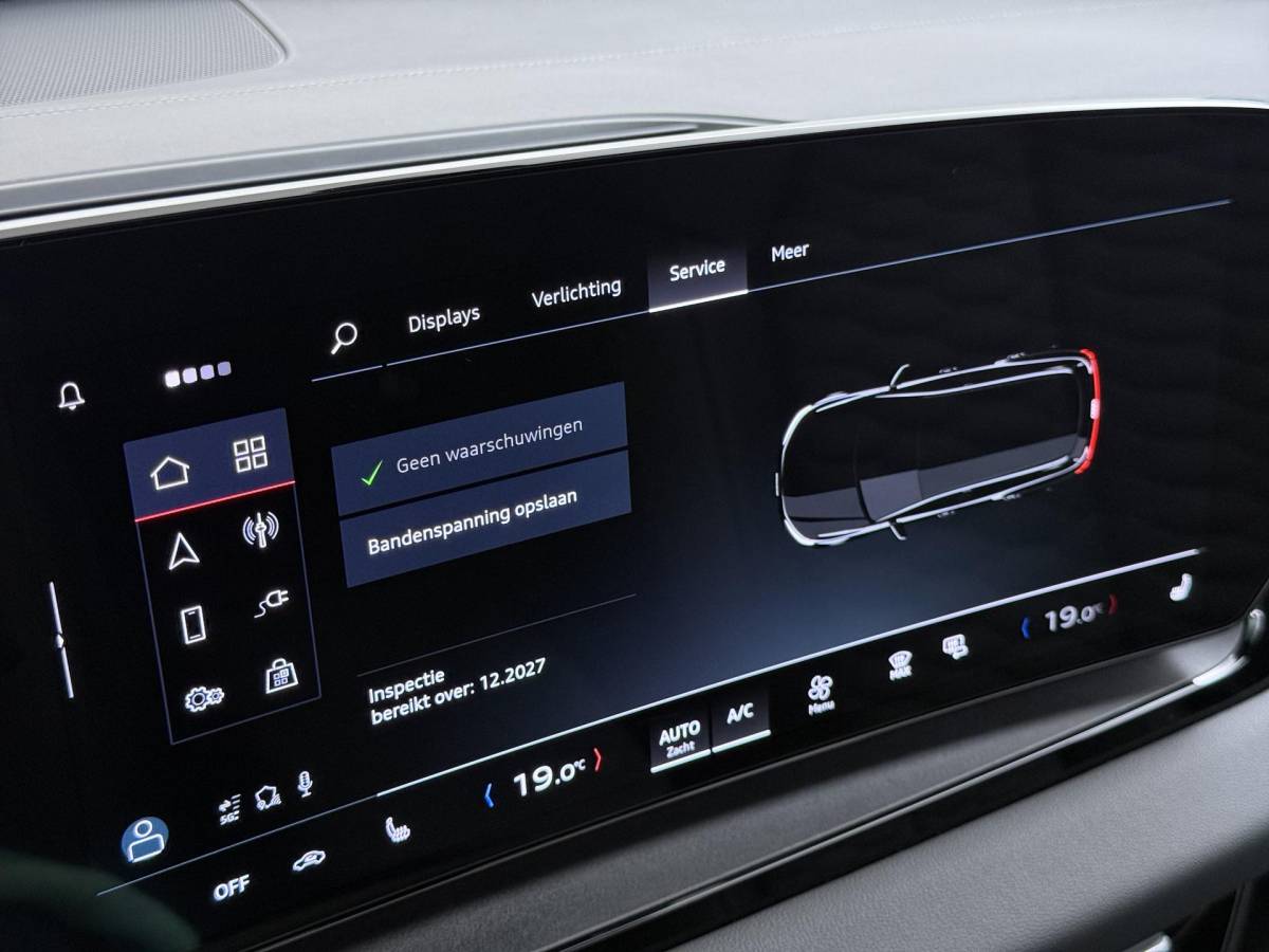 Audi Q6 e-tron Audi Q6 e-tron Launch edition 83 kWh BOMVOL! | ELEK. TREKHAAK | STOEL VERWARMING VOOR EN ACHTER | KEYLESS | 360 CAMERA | STUURVERWARMING | FABRIEKS GARANTIE TM 01-08-2027 |