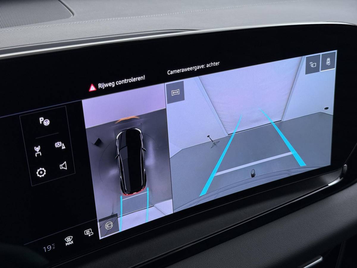 Audi Q6 e-tron Audi Q6 e-tron Launch edition 83 kWh BOMVOL! | ELEK. TREKHAAK | STOEL VERWARMING VOOR EN ACHTER | KEYLESS | 360 CAMERA | STUURVERWARMING | FABRIEKS GARANTIE TM 01-08-2027 |