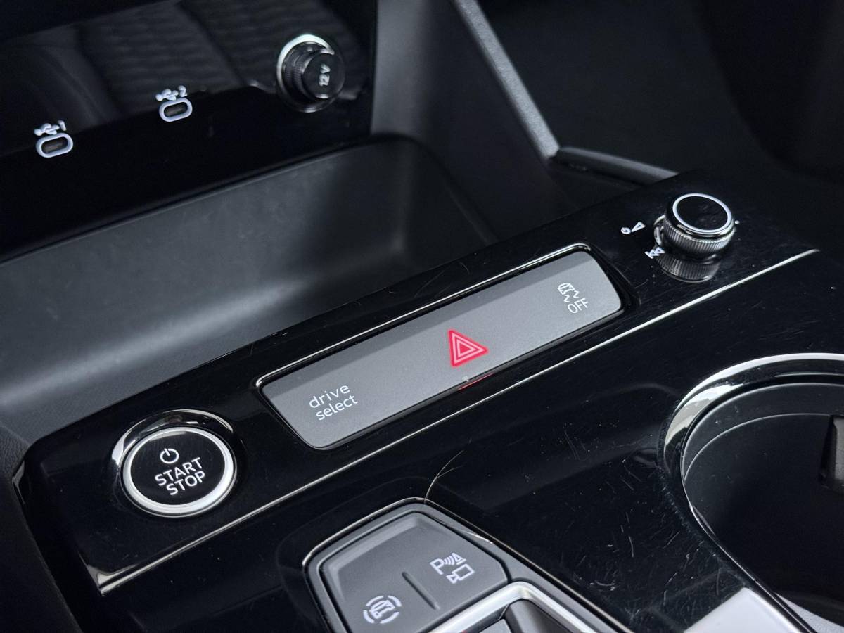 Audi Q6 e-tron Audi Q6 e-tron Launch edition 83 kWh BOMVOL! | ELEK. TREKHAAK | STOEL VERWARMING VOOR EN ACHTER | KEYLESS | 360 CAMERA | STUURVERWARMING | FABRIEKS GARANTIE TM 01-08-2027 |