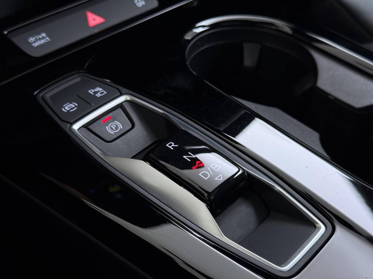 Audi Q6 e-tron Audi Q6 e-tron Launch edition 83 kWh BOMVOL! | ELEK. TREKHAAK | STOEL VERWARMING VOOR EN ACHTER | KEYLESS | 360 CAMERA | STUURVERWARMING | FABRIEKS GARANTIE TM 01-08-2027 |