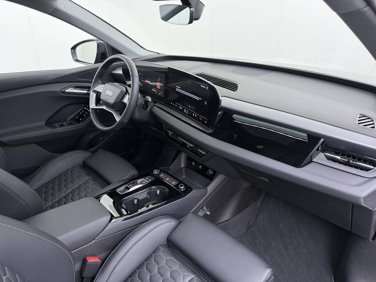 Audi Q6 e-tron Audi Q6 e-tron Launch edition 83 kWh BOMVOL! | ELEK. TREKHAAK | STOEL VERWARMING VOOR EN ACHTER | KEYLESS | 360 CAMERA | STUURVERWARMING | FABRIEKS GARANTIE TM 01-08-2027 |