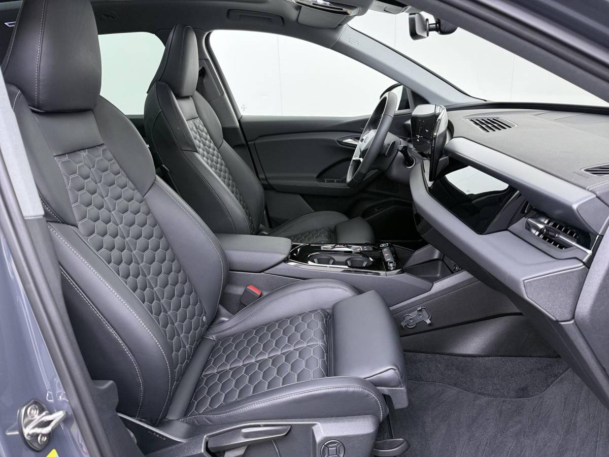 Audi Q6 e-tron Audi Q6 e-tron Launch edition 83 kWh BOMVOL! | ELEK. TREKHAAK | STOEL VERWARMING VOOR EN ACHTER | KEYLESS | 360 CAMERA | STUURVERWARMING | FABRIEKS GARANTIE TM 01-08-2027 |