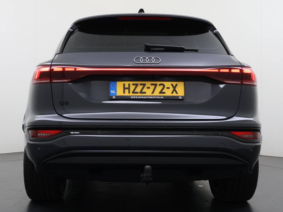 Audi Q6 e-tron Audi Q6 e-tron Launch edition 83 kWh BOMVOL! | ELEK. TREKHAAK | STOEL VERWARMING VOOR EN ACHTER | KEYLESS | 360 CAMERA | STUURVERWARMING | FABRIEKS GARANTIE TM 01-08-2027 |
