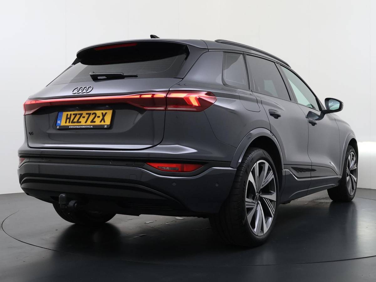 Audi Q6 e-tron Audi Q6 e-tron Launch edition 83 kWh BOMVOL! | ELEK. TREKHAAK | STOEL VERWARMING VOOR EN ACHTER | KEYLESS | 360 CAMERA | STUURVERWARMING | FABRIEKS GARANTIE TM 01-08-2027 |