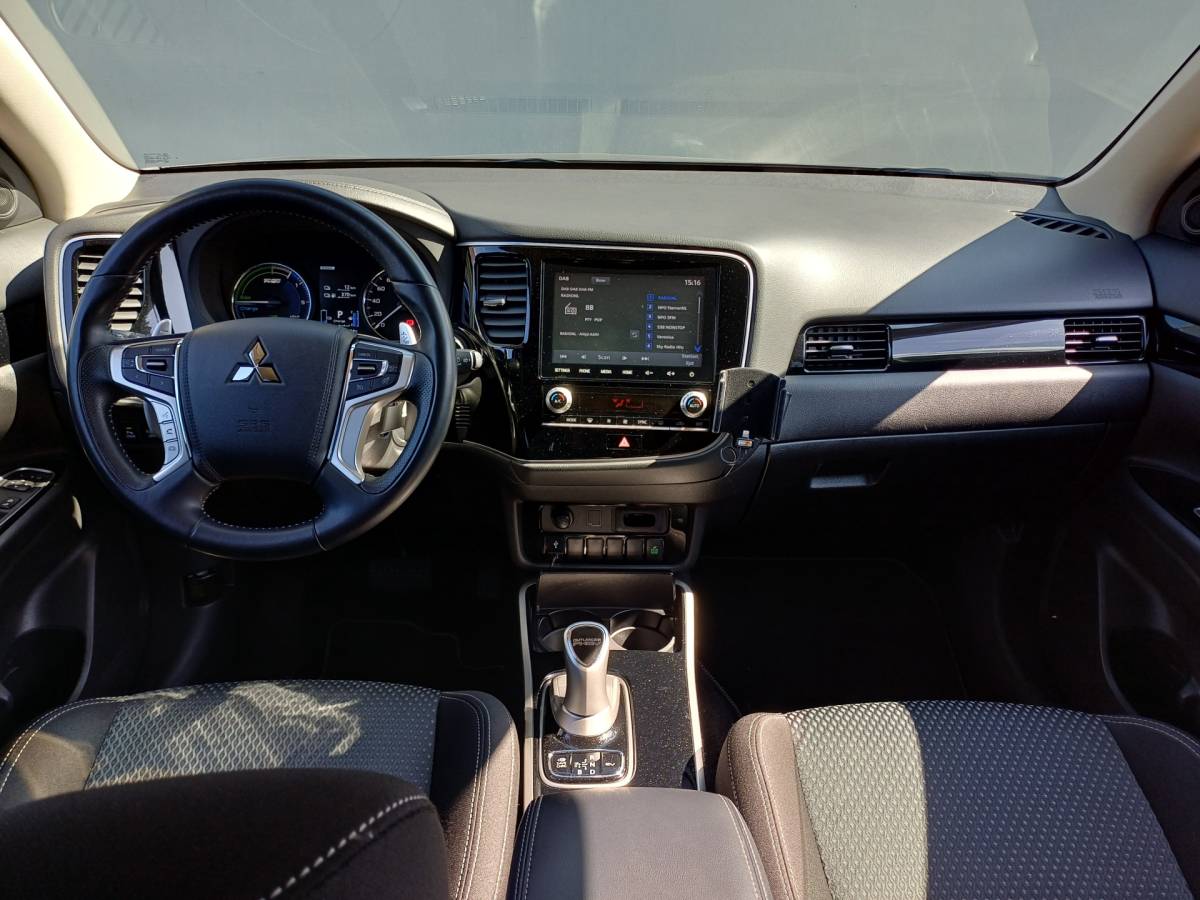 Mitsubishi Outlander Mitsubishi Outlander 2.4 PHEV Pure | TREKHAAK AFNEEMBAAR | CAMERA | PDC |  Wij bieden financiering mogelijkheden aan.