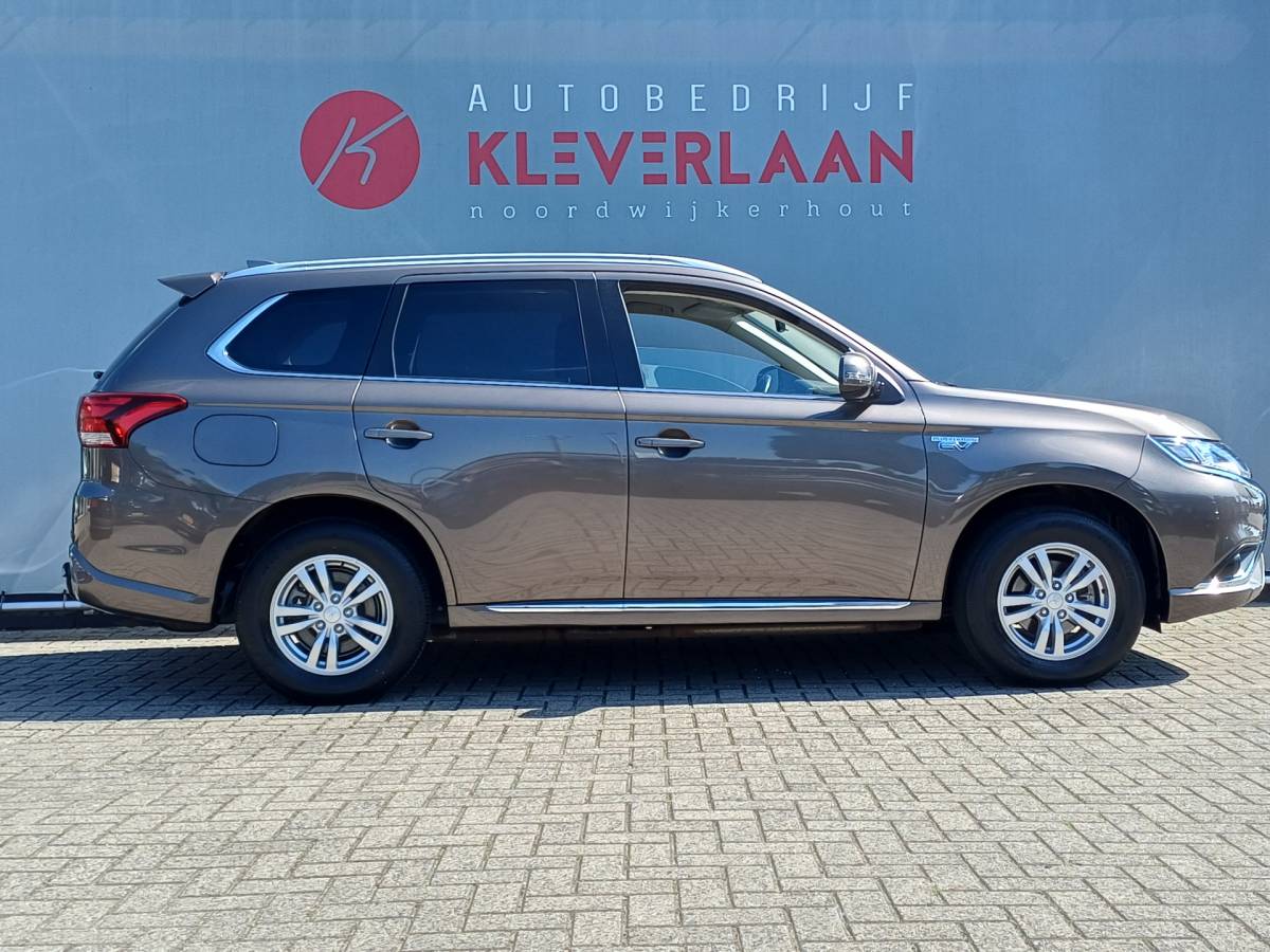 Mitsubishi Outlander Mitsubishi Outlander 2.4 PHEV Pure | TREKHAAK AFNEEMBAAR | CAMERA | PDC |  Wij bieden financiering mogelijkheden aan.