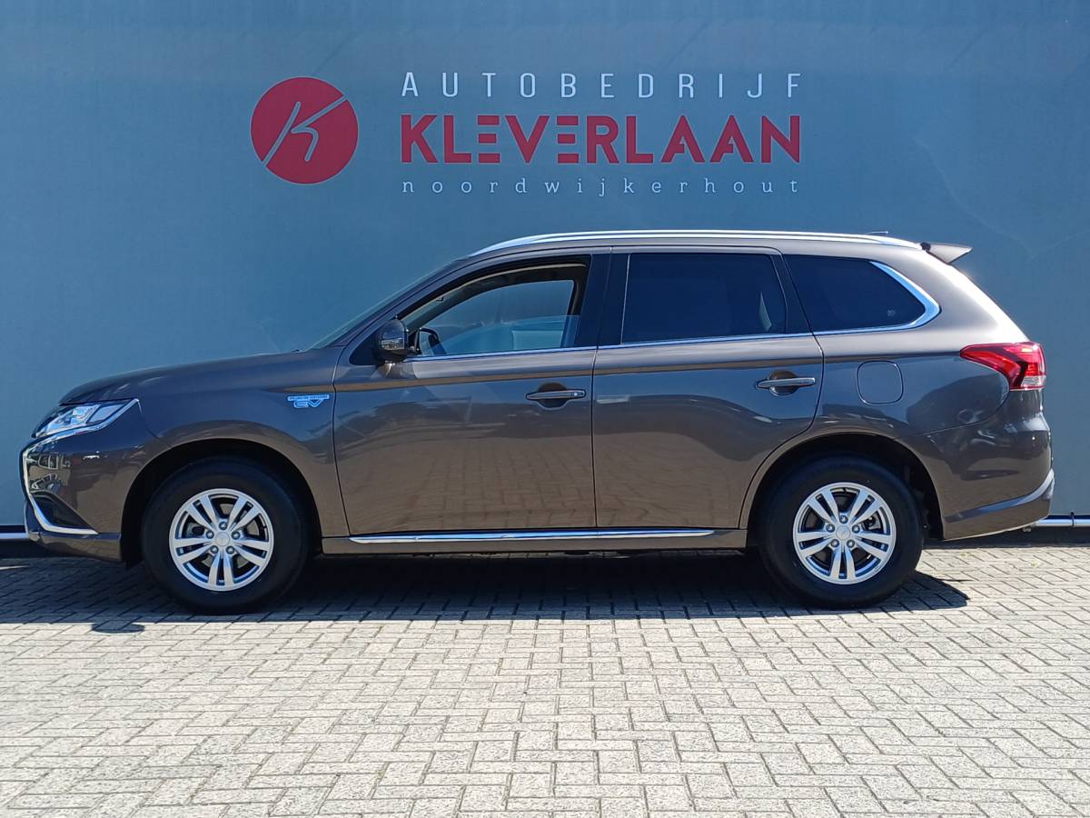 Mitsubishi Outlander Mitsubishi Outlander 2.4 PHEV Pure | TREKHAAK AFNEEMBAAR | CAMERA | PDC |  Wij bieden financiering mogelijkheden aan.