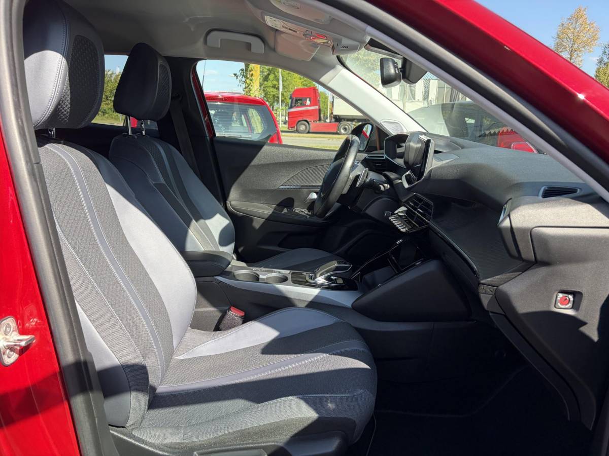 Peugeot 2008 Peugeot 2008 1.2 PureTech Allure ✓Recent beurt gehad✓D-riem vv in 06-2025✓360° Camera✓Draadloze telefoonlader✓Carplay✓Keyless✓Automaat✓Trekhaak✓Halfleder✓Navi✓Clima✓Cruise✓131pk✓Lm velgen✓2e Eigenaar✓Pdc V+A✓Rijstrooksensor✓N.A.P✓Apk tot 04-2028