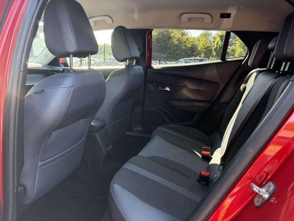 Peugeot 2008 Peugeot 2008 1.2 PureTech Allure ✓Recent beurt gehad✓D-riem vv in 06-2025✓360° Camera✓Draadloze telefoonlader✓Carplay✓Keyless✓Automaat✓Trekhaak✓Halfleder✓Navi✓Clima✓Cruise✓131pk✓Lm velgen✓2e Eigenaar✓Pdc V+A✓Rijstrooksensor✓N.A.P✓Apk tot 04-2028