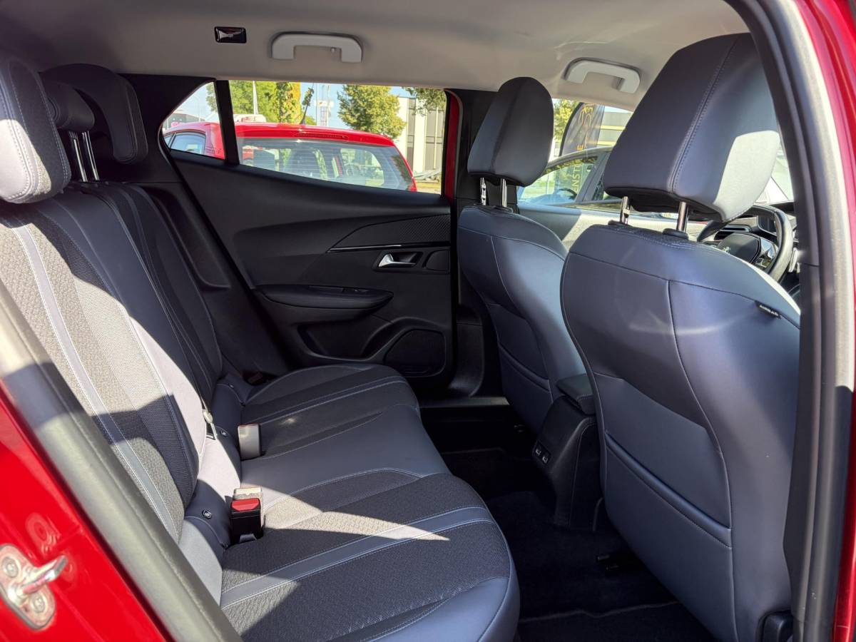 Peugeot 2008 Peugeot 2008 1.2 PureTech Allure ✓Recent beurt gehad✓D-riem vv in 06-2025✓360° Camera✓Draadloze telefoonlader✓Carplay✓Keyless✓Automaat✓Trekhaak✓Halfleder✓Navi✓Clima✓Cruise✓131pk✓Lm velgen✓2e Eigenaar✓Pdc V+A✓Rijstrooksensor✓N.A.P✓Apk tot 04-2028