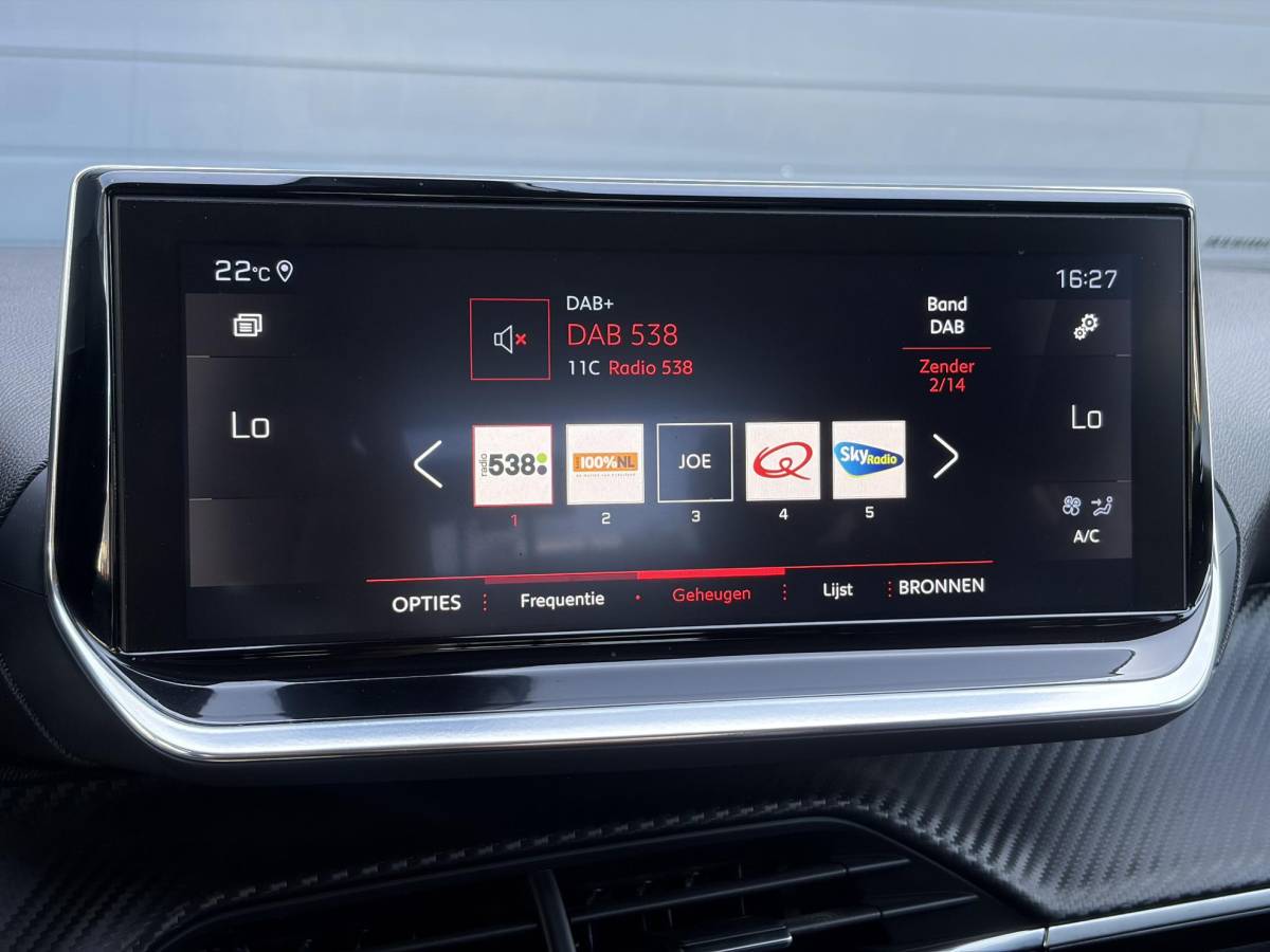 Peugeot 2008 Peugeot 2008 1.2 PureTech Allure ✓Recent beurt gehad✓D-riem vv in 06-2025✓360° Camera✓Draadloze telefoonlader✓Carplay✓Keyless✓Automaat✓Trekhaak✓Halfleder✓Navi✓Clima✓Cruise✓131pk✓Lm velgen✓2e Eigenaar✓Pdc V+A✓Rijstrooksensor✓N.A.P✓Apk tot 04-2028