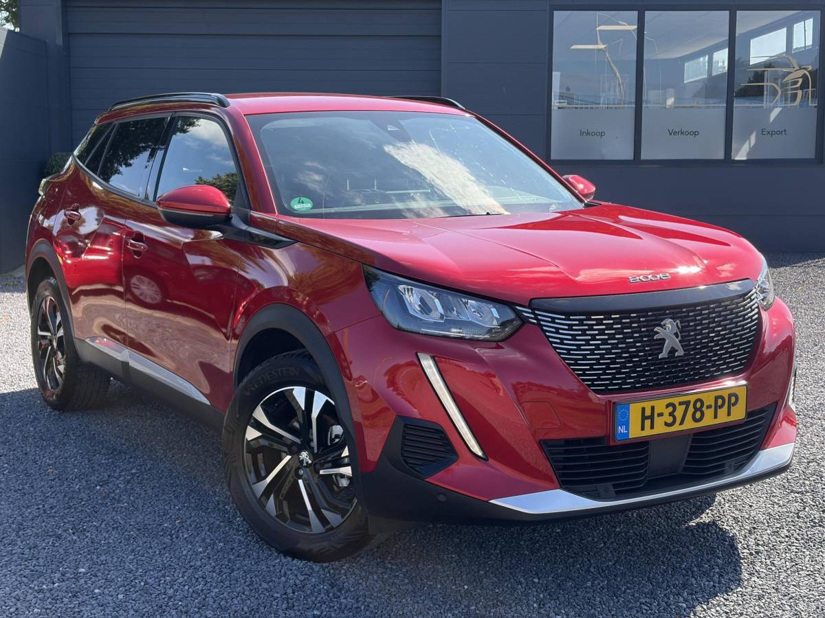 Peugeot 2008 Peugeot 2008 1.2 PureTech Allure ✓Recent beurt gehad✓D-riem vv in 06-2025✓360° Camera✓Draadloze telefoonlader✓Carplay✓Keyless✓Automaat✓Trekhaak✓Halfleder✓Navi✓Clima✓Cruise✓131pk✓Lm velgen✓2e Eigenaar✓Pdc V+A✓Rijstrooksensor✓N.A.P✓Apk tot 04-2028