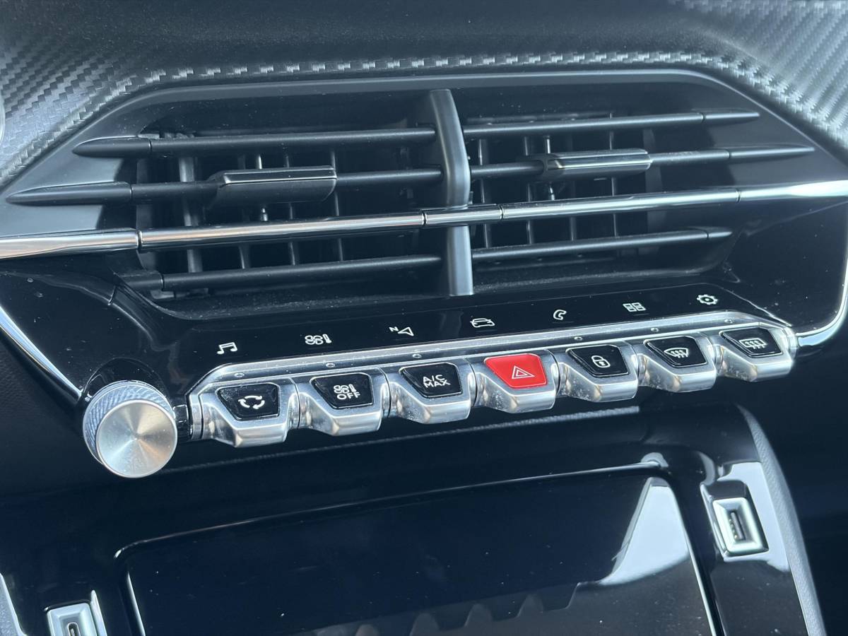 Peugeot 2008 Peugeot 2008 1.2 PureTech Allure ✓Recent beurt gehad✓D-riem vv in 06-2025✓360° Camera✓Draadloze telefoonlader✓Carplay✓Keyless✓Automaat✓Trekhaak✓Halfleder✓Navi✓Clima✓Cruise✓131pk✓Lm velgen✓2e Eigenaar✓Pdc V+A✓Rijstrooksensor✓N.A.P✓Apk tot 04-2028