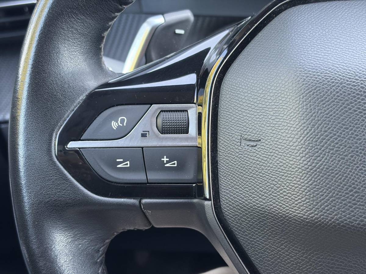 Peugeot 2008 Peugeot 2008 1.2 PureTech Allure ✓Recent beurt gehad✓D-riem vv in 06-2025✓360° Camera✓Draadloze telefoonlader✓Carplay✓Keyless✓Automaat✓Trekhaak✓Halfleder✓Navi✓Clima✓Cruise✓131pk✓Lm velgen✓2e Eigenaar✓Pdc V+A✓Rijstrooksensor✓N.A.P✓Apk tot 04-2028