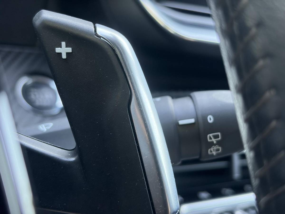Peugeot 2008 Peugeot 2008 1.2 PureTech Allure ✓Recent beurt gehad✓D-riem vv in 06-2025✓360° Camera✓Draadloze telefoonlader✓Carplay✓Keyless✓Automaat✓Trekhaak✓Halfleder✓Navi✓Clima✓Cruise✓131pk✓Lm velgen✓2e Eigenaar✓Pdc V+A✓Rijstrooksensor✓N.A.P✓Apk tot 04-2028