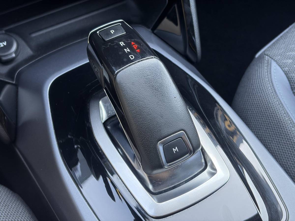 Peugeot 2008 Peugeot 2008 1.2 PureTech Allure ✓Recent beurt gehad✓D-riem vv in 06-2025✓360° Camera✓Draadloze telefoonlader✓Carplay✓Keyless✓Automaat✓Trekhaak✓Halfleder✓Navi✓Clima✓Cruise✓131pk✓Lm velgen✓2e Eigenaar✓Pdc V+A✓Rijstrooksensor✓N.A.P✓Apk tot 04-2028